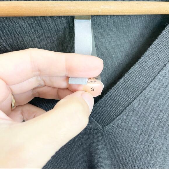 Soyer Silk and Cashmere V-neck Lightweight Sweater woman's size S - Picture 5 of 9